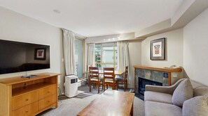 TV, fireplace - Whistler - Whistler Peak Lodge 426 (Whistler)