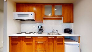 Kylskåp, mikrovågsugn, diskmaskin och kaffe- och tebryggare