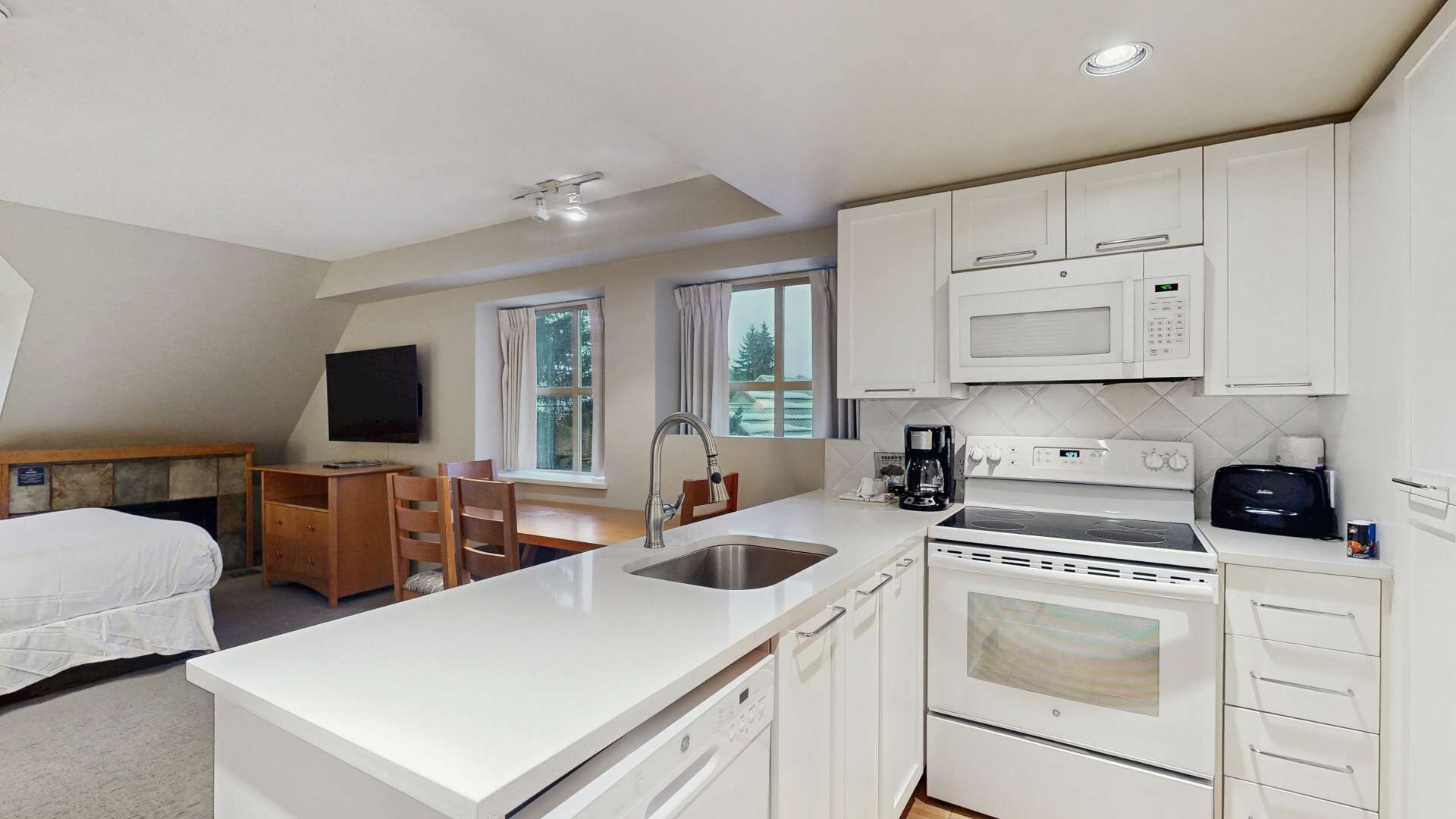 Geladeira, micro-ondas, fogão, lava-louças