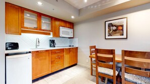 Køleskab, mikrobølgeovn, kaffe-/temaskine, brødrister