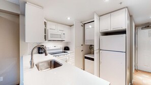 Kylskåp, mikrovågsugn, ugn och diskmaskin