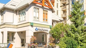 Un hotel con una segnaletica ben visibile che riporta "Whistler Peak Lodge".