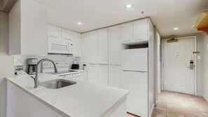 Kylskåp, mikrovågsugn, ugn och diskmaskin