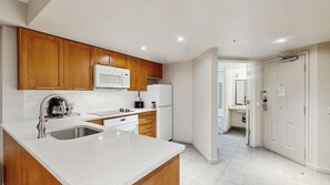 Kylskåp, mikrovågsugn, ugn och diskmaskin