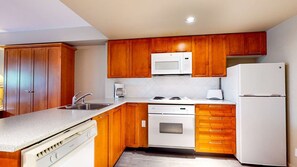 Kylskåp, mikrovågsugn, ugn och diskmaskin