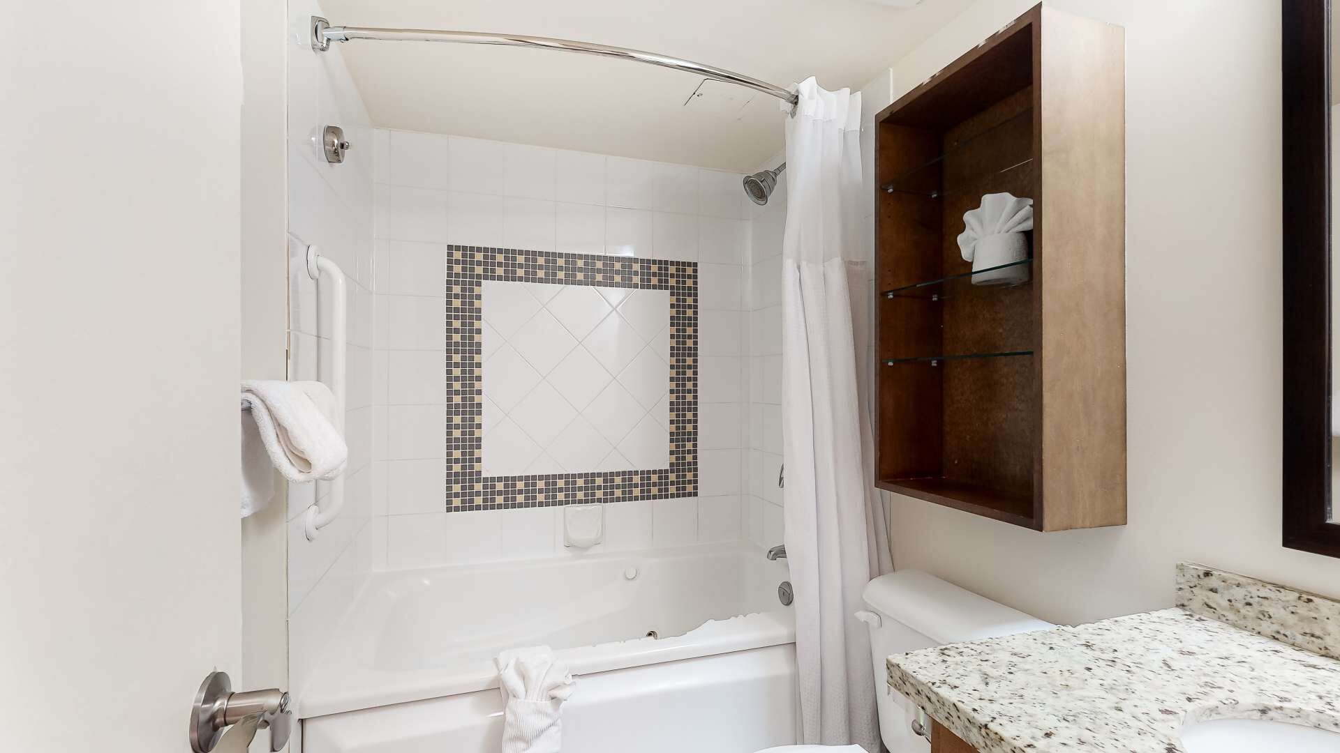 Ein Badezimmer mit Dusche, Badewanne und Waschtisch mit Spiegel.