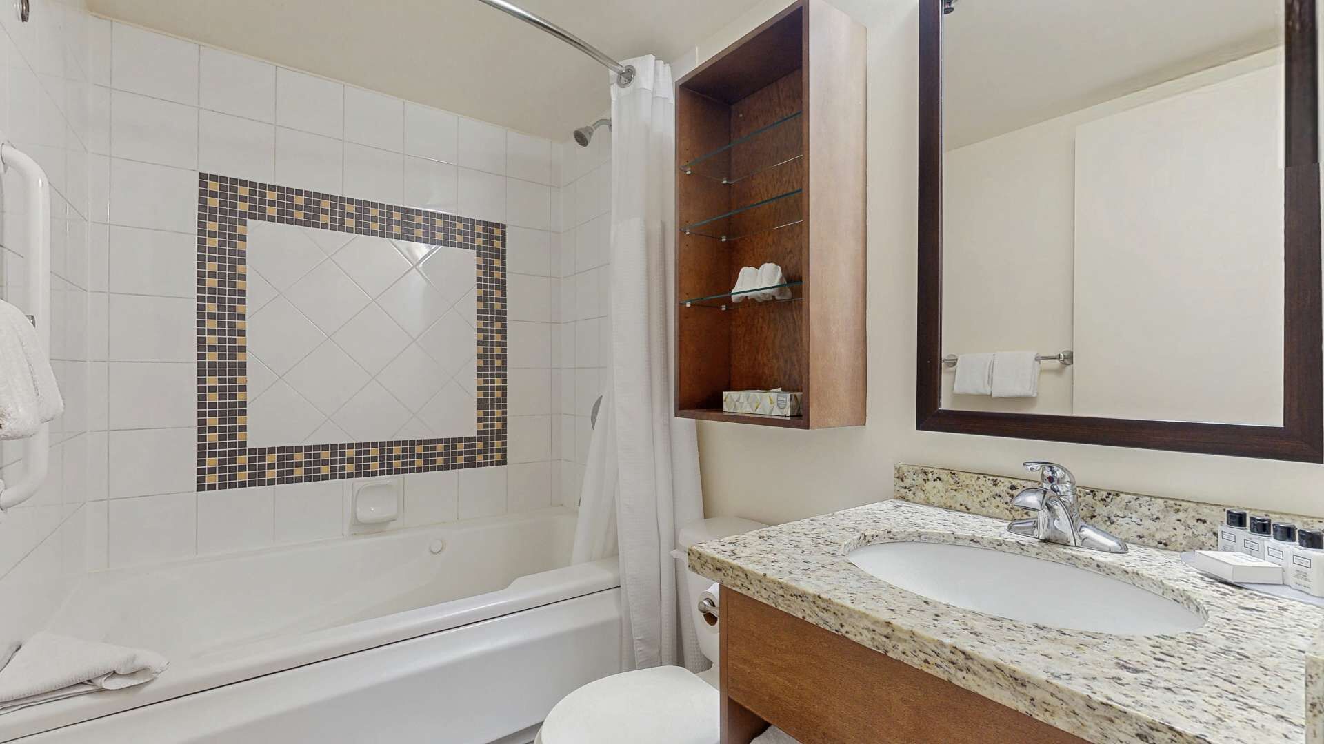 Ein Badezimmer mit Badewanne, Waschbecken, Spiegel und Duschvorhang.