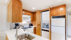 Kylskåp, mikrovågsugn, ugn och diskmaskin