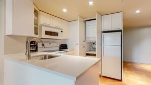 Kylskåp, mikrovågsugn, ugn och diskmaskin