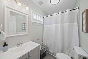 Townhome, Multiple Beds, Kitchen, Garden View (North Pearl Residencies 876) | Bathroom - North Pearl Residencies 876 (Columbus)