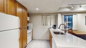 Kylskåp, mikrovågsugn, ugn och diskmaskin