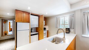 Kylskåp, mikrovågsugn, ugn och diskmaskin