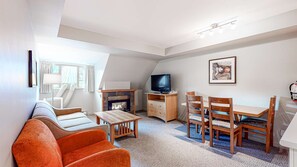 Una televisión, una chimenea