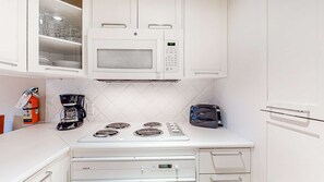 Frigorífico, microondas, horno y lavavajillas