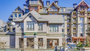 Um hotel de vários andares com uma placa bem visível para 'Whistler Peak Lodge'.