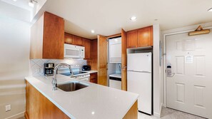 Kylskåp, mikrovågsugn, ugn och diskmaskin