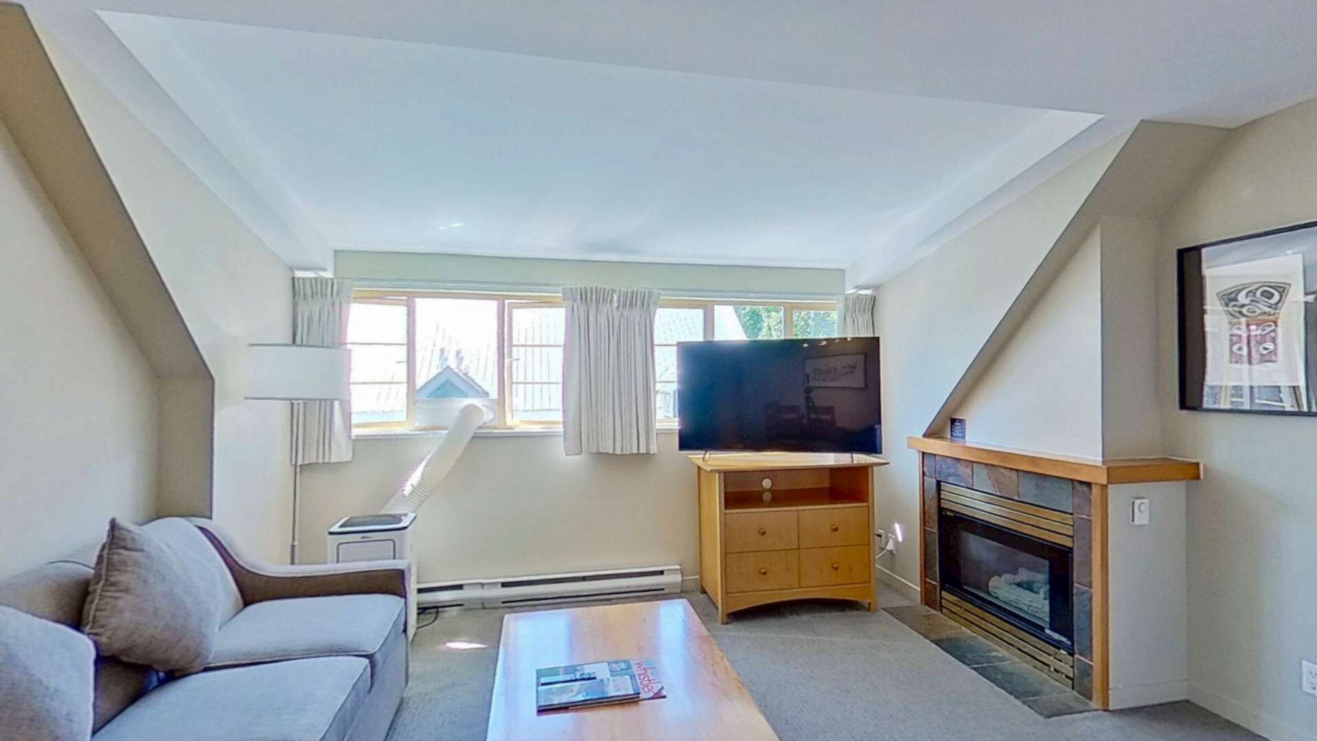 Télévision, cheminée