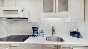 Kylskåp, mikrovågsugn, kaffe- och tebryggare och brödrost