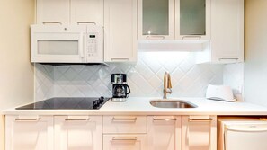 Kylskåp, mikrovågsugn, kaffe- och tebryggare och brödrost