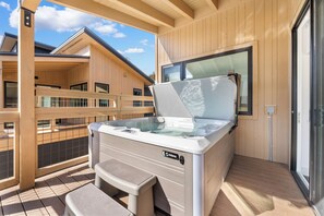 Outdoor spa tub - NEW Townhome Near Ski Village - Private Saltwater Hot Tub & Mountain Views (Keystone)