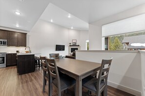 Dining - NEW Townhome Near Ski Village - Private Saltwater Hot Tub & Mountain Views (Keystone)