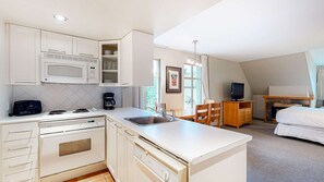 Kylskåp, mikrovågsugn, ugn och diskmaskin