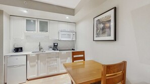 Jääkaappi, mikroaaltouuni, kahvin-/teenkeitin, leivänpaahdin