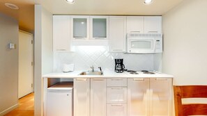 Frigorífic, microones, cafetera i tetera i torradora 