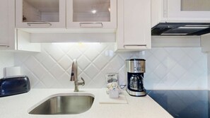 Kylskåp, mikrovågsugn, kaffe- och tebryggare och brödrost