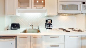 Kylskåp, mikrovågsugn, kaffe- och tebryggare och brödrost