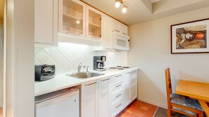 Kylskåp, mikrovågsugn, kaffe- och tebryggare och brödrost