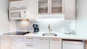 Kylskåp, mikrovågsugn, kaffe- och tebryggare och brödrost