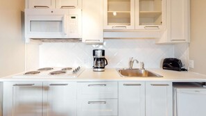 Kylskåp, mikrovågsugn, kaffe- och tebryggare och brödrost