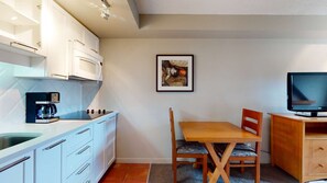 Frigorífico, microondas, cafetera o tetera y tostadora