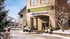 Un edificio con un cartel que dice "Whistler Peak Lodge".
