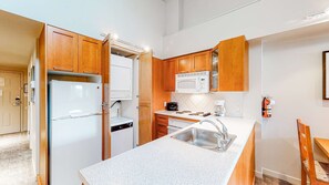 Kylskåp, mikrovågsugn, ugn och diskmaskin