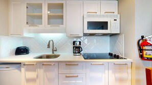 Refrigerador, microondas, cafetera/tetera, tostadora