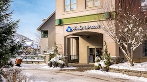 A building with a sign reading "Whistler Peak Lodge".