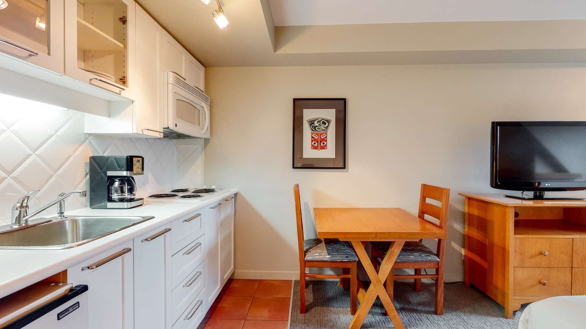 Geladeira, micro-ondas, cafeteira/chaleira, torradeira