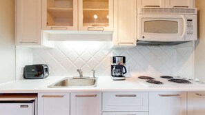 Frigorífico, microondas, cafetera o tetera y tostadora