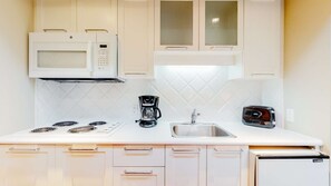 Kylskåp, mikrovågsugn, kaffe- och tebryggare och brödrost