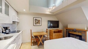 1 bedroom, iron/ironing board, Internet