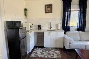 Micro-ondes, plaque de cuisson, lave-vaisselle, cafetière/bouilloire