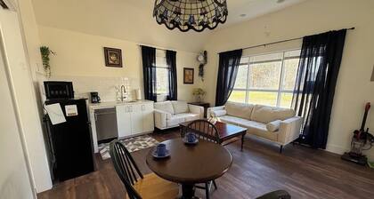 Cosy Red Cottage in Private Village On VT-100 (5-min to Mount Snow)