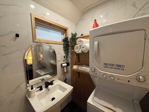 Sèche-cheveux, serviettes fournies