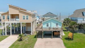 A coastal residential area with houses featuring balconies and a clear view of the ocean. - Bailey Beach House Beach Views (Freeport)