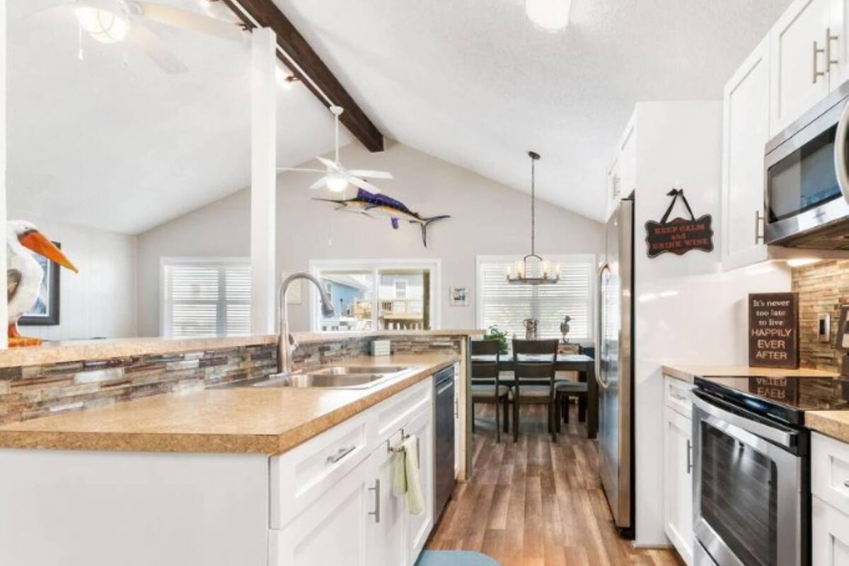 House, Multiple Beds, Patio (Bailey Beach House) | Private kitchen