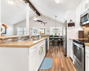 Nhà, nhiều giường, sân hiên (Bailey Beach House) | Bếp riêng