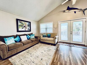 Nhà, nhiều giường, sân hiên (Bailey Beach House) | Khu phòng khách