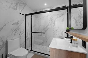 Douche, sèche-cheveux, serviettes fournies, savon